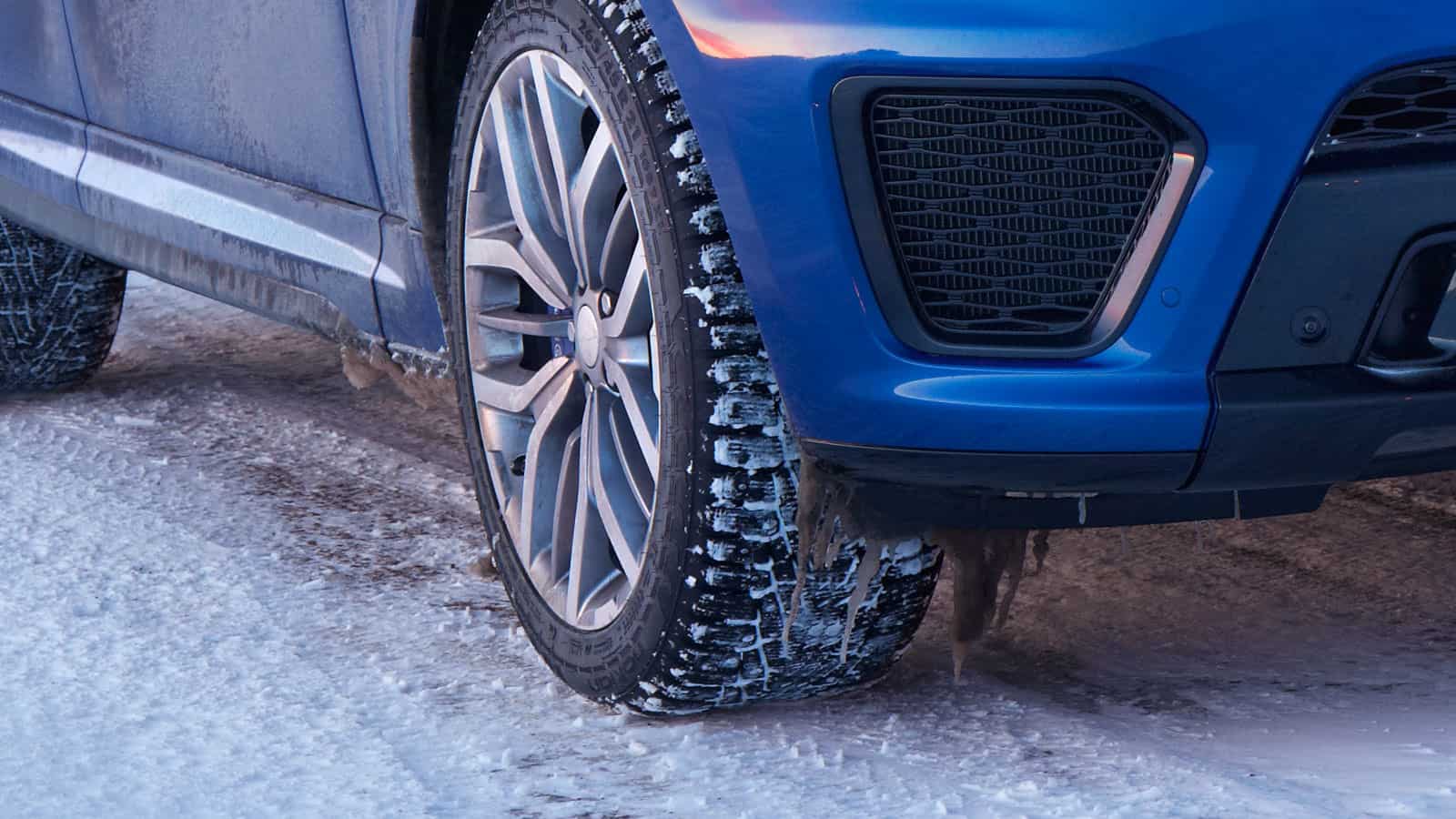 Close up of Range Rover Sport SVR wheel in snow